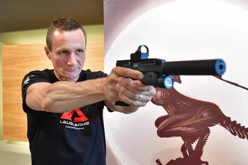 一支手枪价值50000块！泽连斯基保镖用的是什么枪？丨轻武专栏