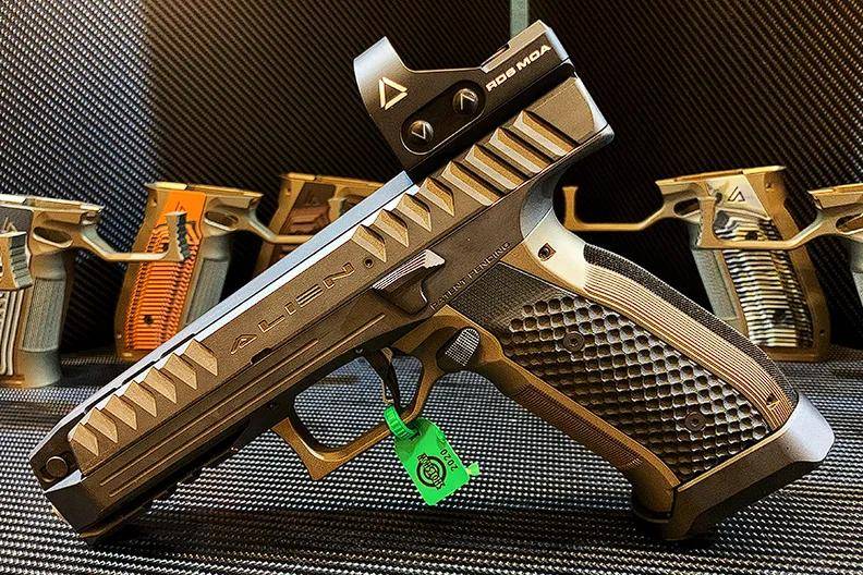 一支手枪价值50000块！泽连斯基保镖用的是什么枪？丨轻武专栏