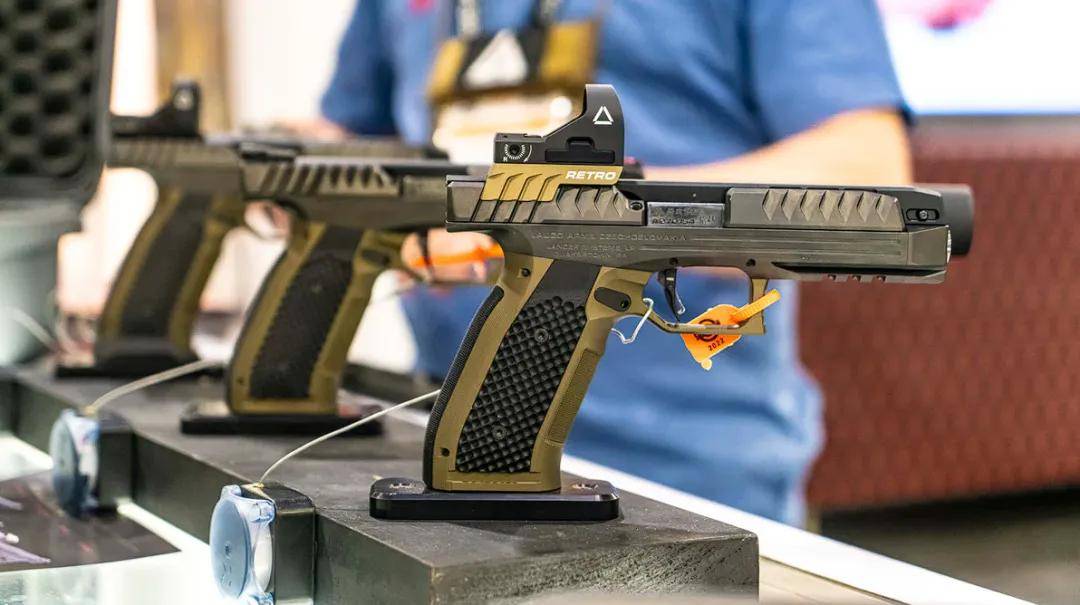 一支手枪价值50000块！泽连斯基保镖用的是什么枪？丨轻武专栏