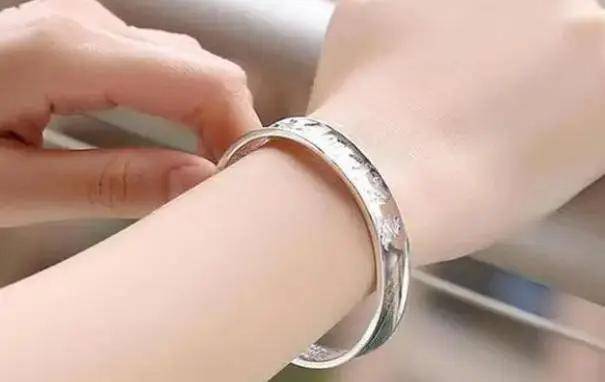 女性长期戴“银手镯”，身体最后会怎么样呢？或许多数人还不了解