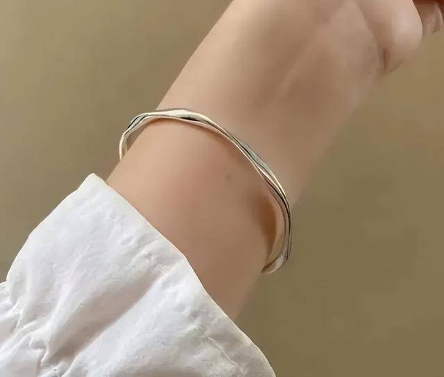 女性长期戴“银手镯”，身体最后会怎么样呢？或许多数人还不了解