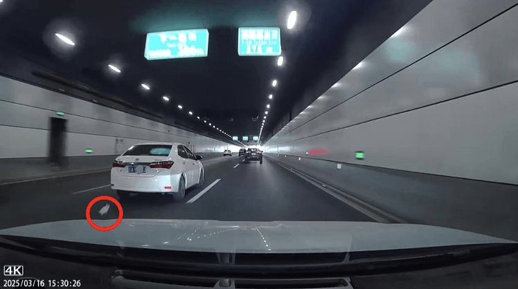 事发大连湾海底隧道！这位白色轿车乘客，你这么做不脸红吗？