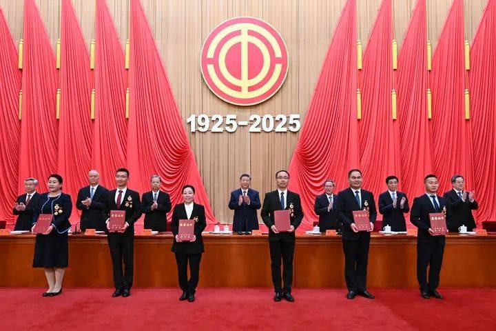 庆祝中华全国总工会成立100周年暨全国劳动模范和先进工作者表彰大会隆重举行 习近平发表重要讲话