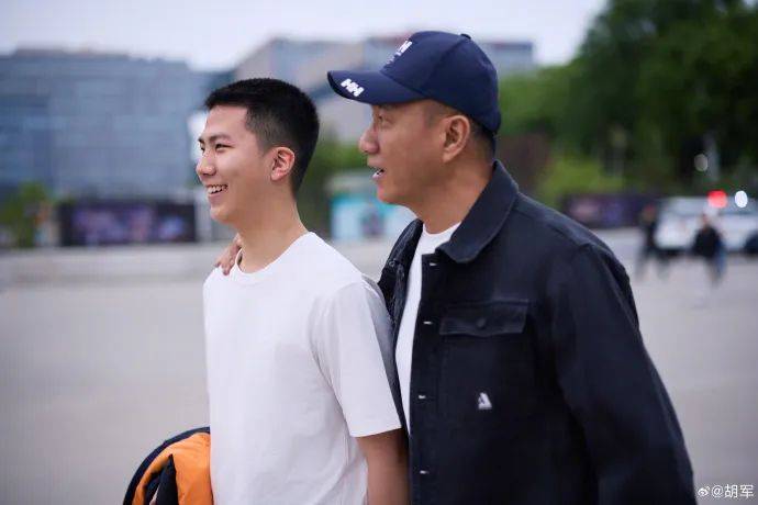 胡军携17岁康康亮相音乐会：儿子身材高挑帅气，都和老爸一样高了