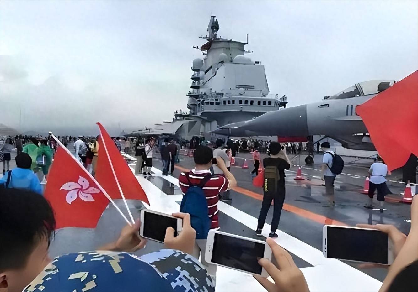 内鬼出现！山东舰在香港被间谍偷拍，专业无人机差点泄露机密