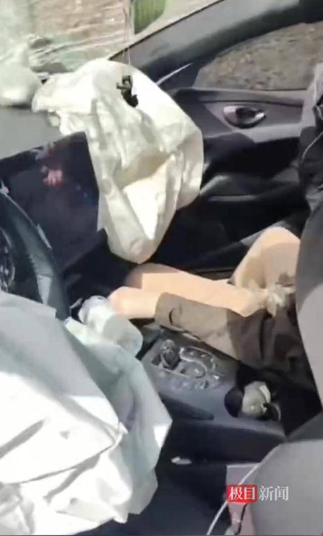 女子称男友开车致其高位截瘫，被质疑双腿放在中控台