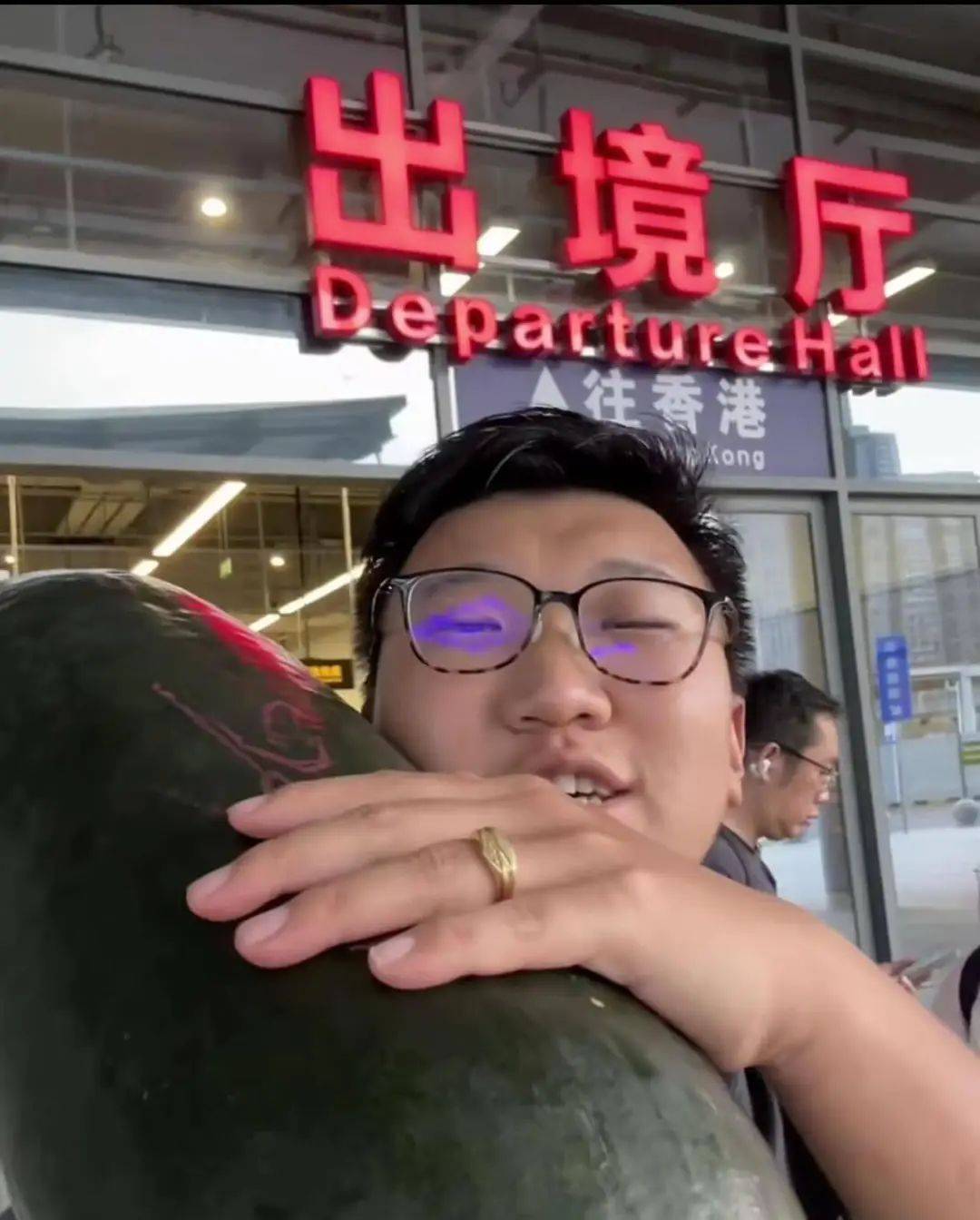 男子在深圳购买28斤重冬瓜带回香港，给3个月大的女儿当避暑玩具