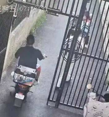 男子斥责遛狗不拴绳被打出血,次日送娃上学遭挑衅尾随,狗主人已被刑拘