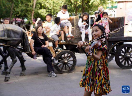 新疆伊犁：暑期旅游人气旺