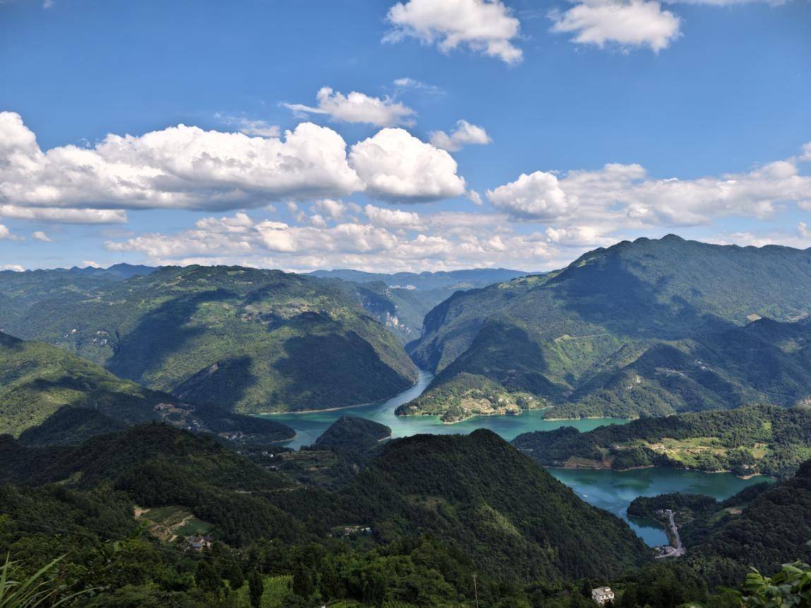 守护与回馈：“绿水青山”与“金山银山”