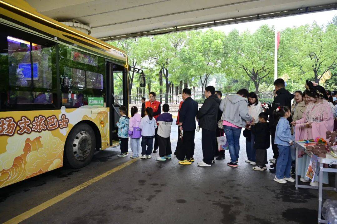 国庆节期间，郑州地铁线网延时服务；公交上线文旅线路“套餐”！