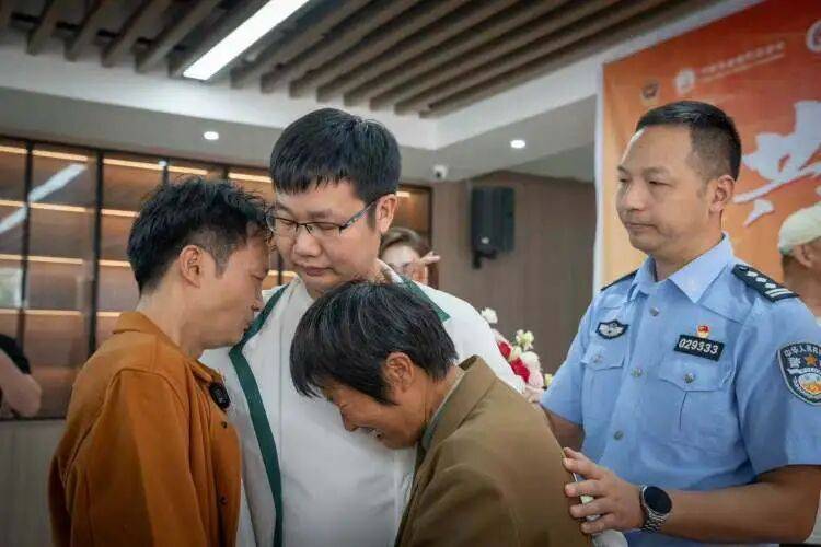 陕西男童4岁村头被拐,36年后成为千万总裁与哥哥相认