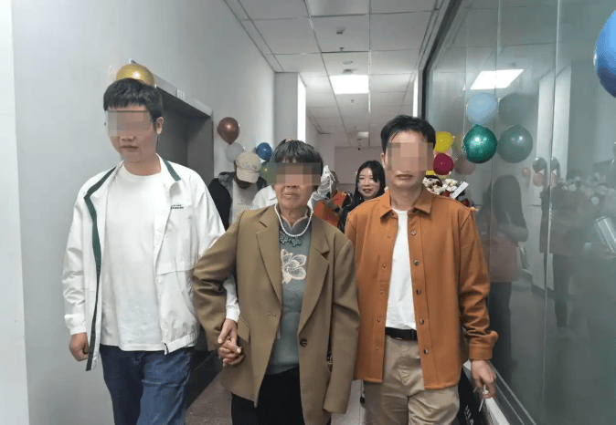 陕西男童4岁村头被拐,36年后成为千万总裁与哥哥相认