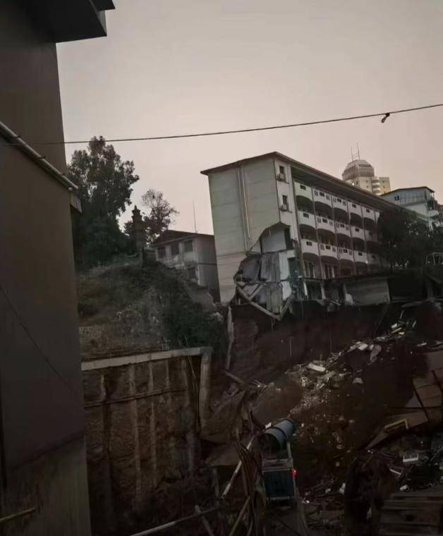 男生学校打篮球时感觉地在抖动,5小时后操场在30秒内轰然坍塌