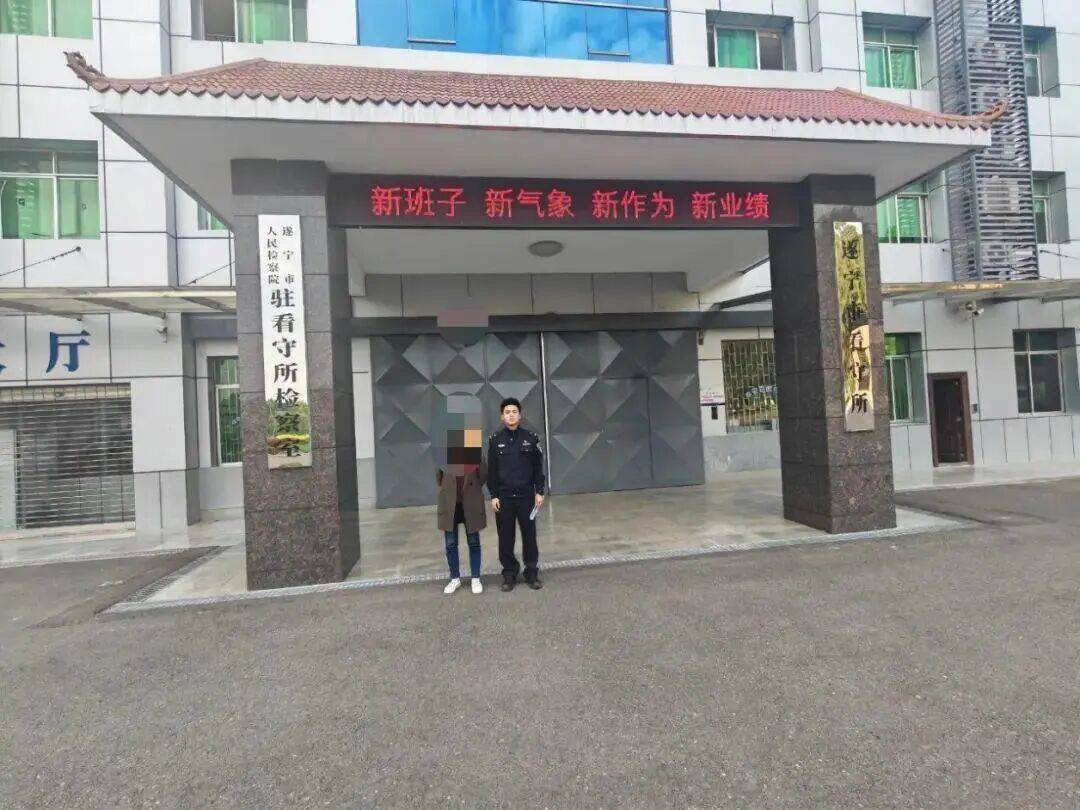 四川一女子趁吃饭做头发偷记好友手机解锁密码，一年转走60余万元；警方：嫌疑人被刑拘，已退还10多万元