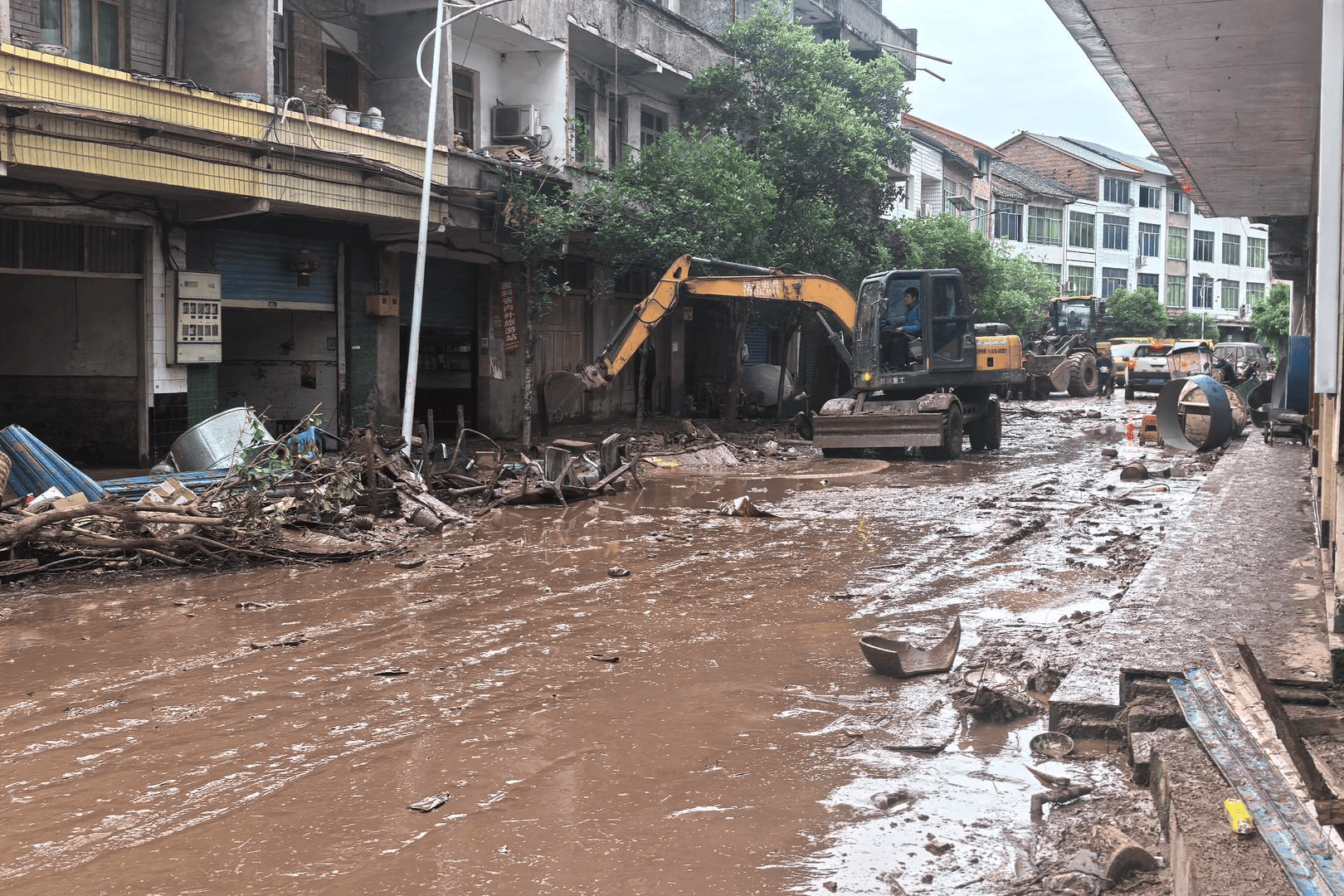 达州双龙镇遭暴雨袭击，街道被淹多辆车被冲走 镇政府：已全力进入清淤阶段