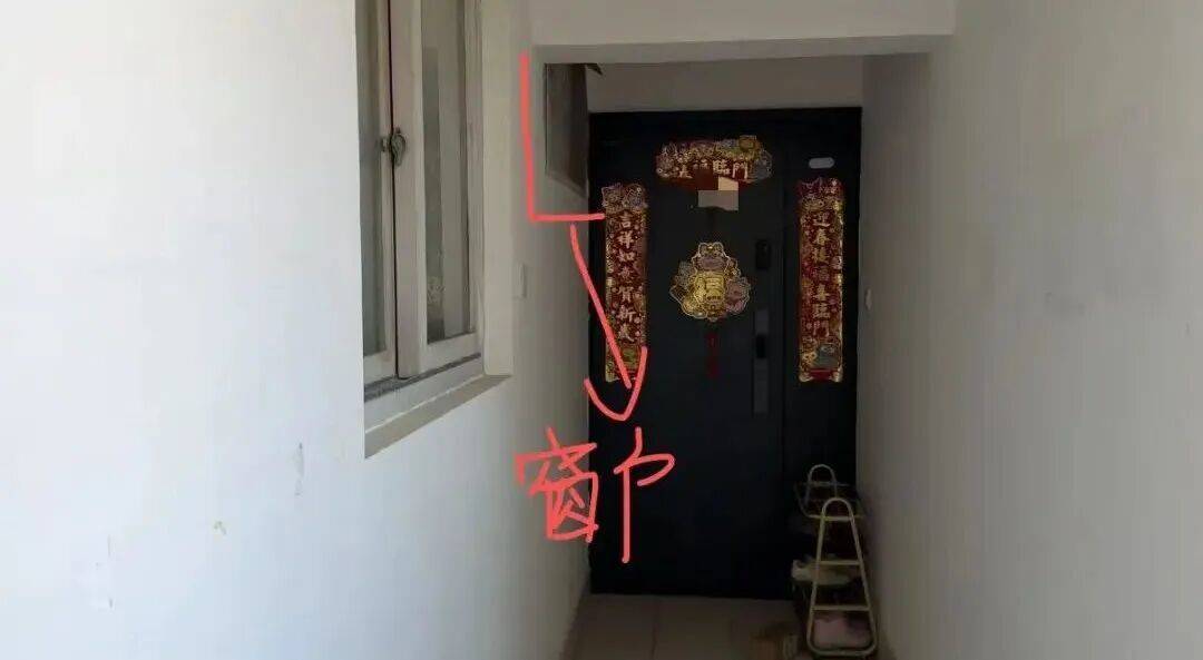 “我家的窗户被包进邻居家，根本没法开窗”，上海一居民投诉公共区域被占，多部门回应难认定