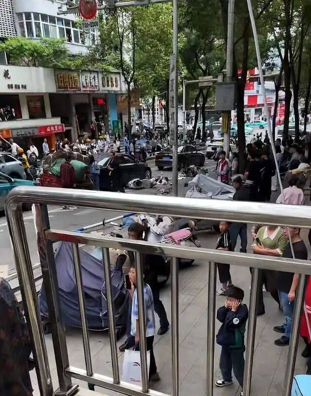 重庆57岁女医生开奔驰，致2死6伤，警方通报称系操作不当！知情人：系主任医师，有多个专业头衔