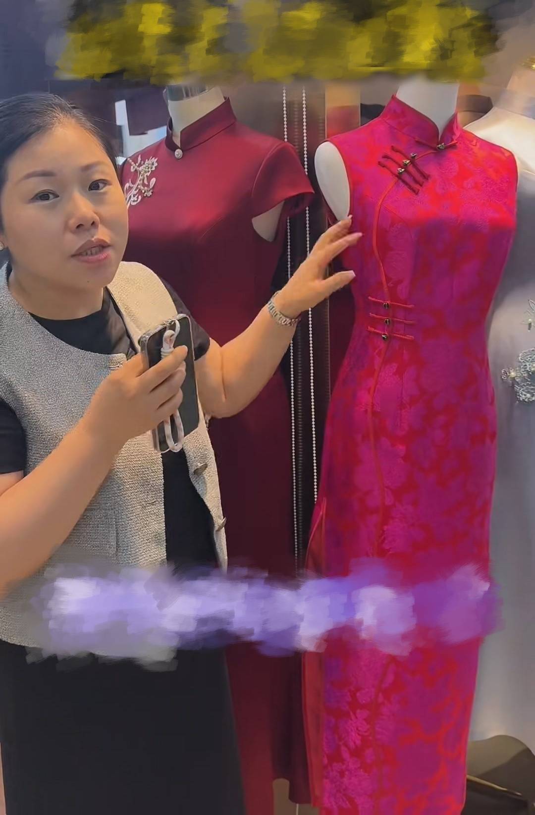 塞尔维亚总统夫人在上海逛市场,下单三套西装和一件旗袍,店主:旗袍颜色鲜艳价格1800元,加急制作预计两天完成